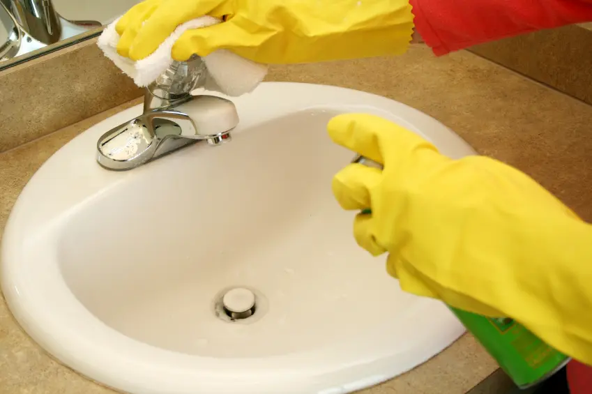 Как убрать известковый налёт в ванной с разных поверхностей